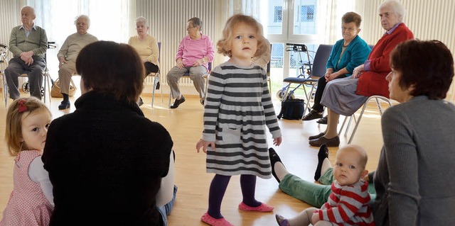 Die Kinder tanzen, singen  oder hren ...die Kinder Adriana, Sophia und Carla.   | Foto: Langelott