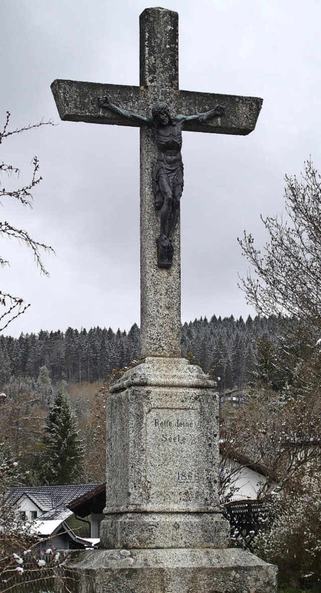 Seit 150 Jahren steht das steinerne Kreuz auf dem Kalvarienberg in St. Blasien.   | Foto: Thomas Mutter