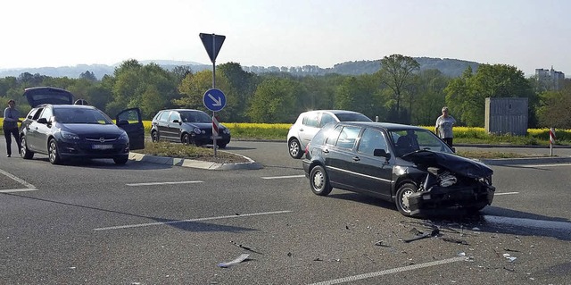 Zwei Autos wurden am Dienstag  bei die...der A-98-Auffahrt Rothaus beschdigt.   | Foto: Martin Kpfer