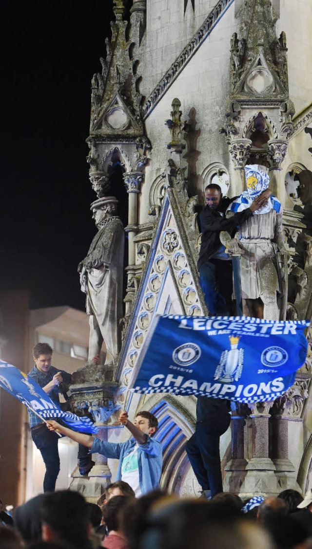 Leicester-Fans  erobern den  Haymarket...hrzeichen der 330000-Einwohner-Stadt.   | Foto: dpa