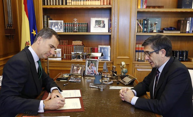 Knig Felipe VI. unterzeichnet das Dek... Auflsung des spanischen Parlaments.   | Foto: dpa