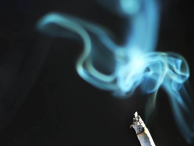 Er will nur eine Zigarette rauchen und... Das passierte einem Mann in Breisach.  | Foto: dpa