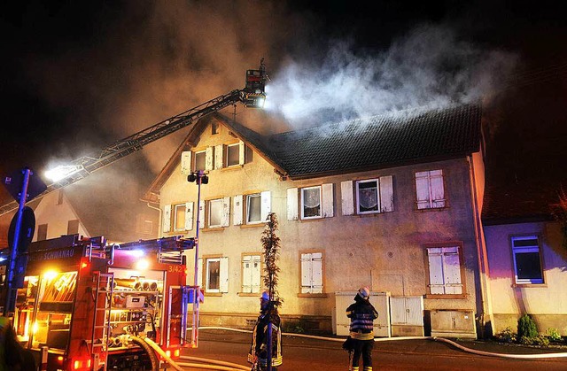 Die Feuerwehr lscht den Brand  | Foto: WOLFGANG KUENSTLE               