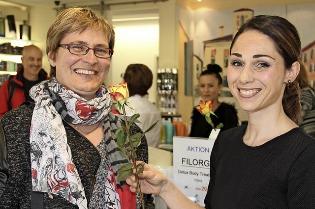 In 23 Geschften gibt es am Samstag Rosen.  | Foto: Monika Weber