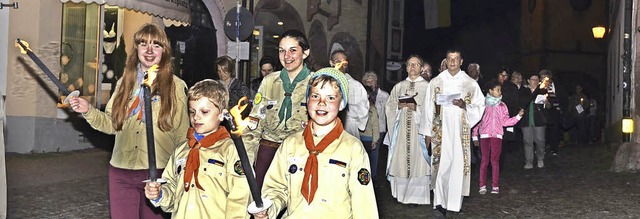 Endingen. Pfadfinder mit  Fackeln, dah... der Lichterpozession durch die Stadt.  | Foto: Roland Vitt