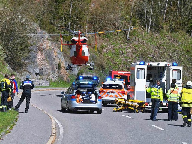 Ein Rettungshubschrauber brachte den s...ten Motorradfahrer in ein Krankenhaus.  | Foto: Sebastian Barthmes