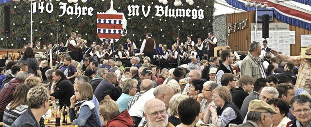 140 Jahre MV Blumegg. Fr einen Jubil...nten aus Ewattingen und Bonndorf auf.   | Foto: Dietmar Noeske