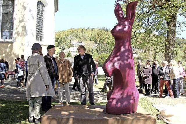 Neue Skulptur im Pfarrgarten feierlich enthüllt