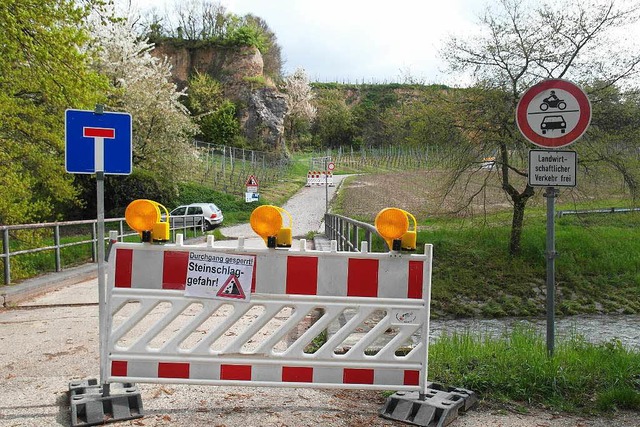 Durchgang gesperrt: Vom Steinbruch in Biengen knnten Steine auf den Weg fallen.  | Foto: Gottfried Blansche