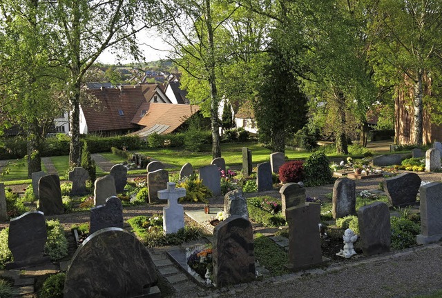 Alternative Bestattungsmglichkeiten im Eingangsbreich des Mundinger Friedhofs?  | Foto: Georg Vo