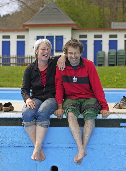 Helfer malochen für die neue Badesaison - Lenzkirch - Badische Zeitung