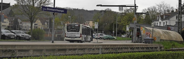 Direkt bei den Gleisen neben der knft... Die Vereine wollen kostenlos parken.   | Foto: Nikolaus Trenz