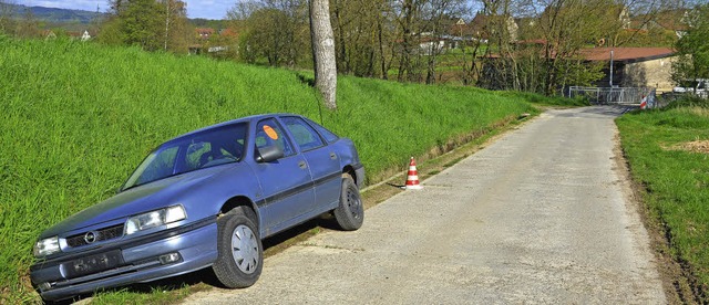 In den Graben gefahren und vergessen &...Ordnungsamt den Eigentmer des Opels.   | Foto: Schopferer