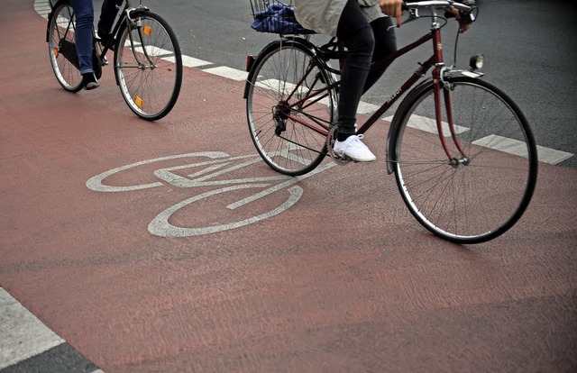 Farblich markierte Radwege sind nur ei...ahrradfahrerbrcke ber den Neumagen.   | Foto: Symbolbild: dpa