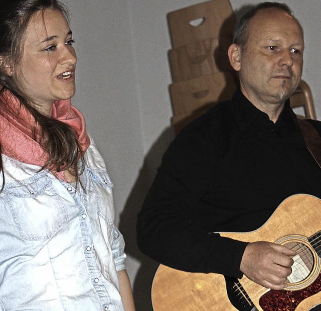Wera Dhnert und Bernd Brmmer ergnzten den Vortrag   mit Volksliedern.  | Foto: Gabriele Fssler