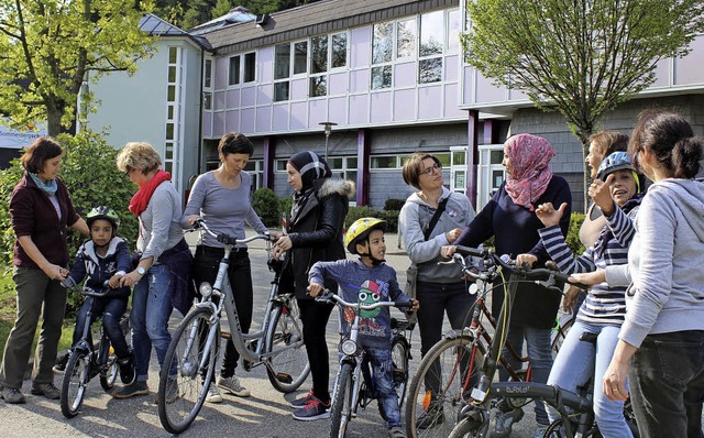 Kurze Lagebesprechung mit den Flchtli...evor es mit dem Radfahren Ernst wird.   | Foto: Erich Krieger