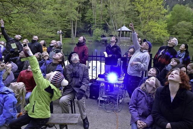 50 Interessierte waren mit dem Fledermaus-Experten Edmund Hensle am Waldsee unterwegs