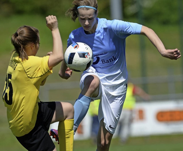 Kampf um den Ball im Frauen-Finale zwi...und Elena Gtz vom PTSV Jahn Freiburg   | Foto: Patrick Seeger