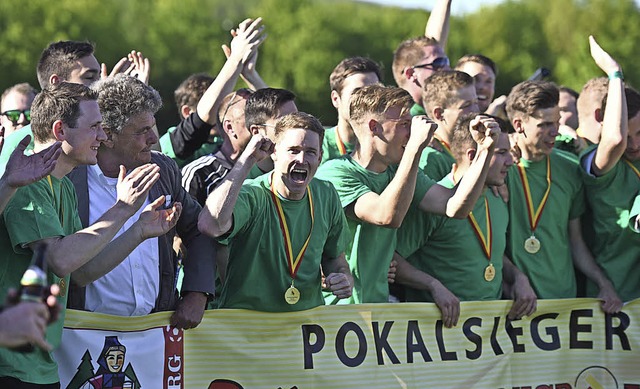 Grn dominiert: Die Fuballer des SV M...trger bei ihrem sportlichen Jubeltag   | Foto: Seeger