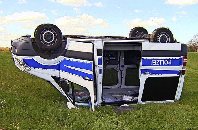 Auch vor Polizeiwagen machte der Treckerfahrer nicht Halt.   | Foto: dpa