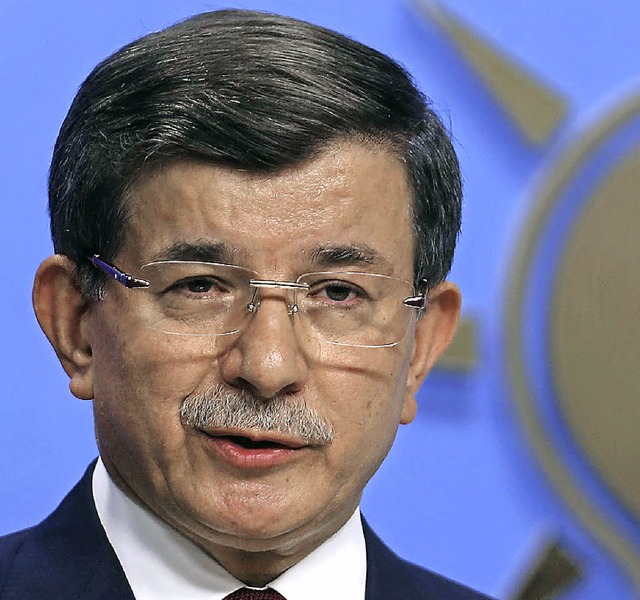 Karriere zu Ende:   Ahmet Davutoglu erklrt sich vor der Presse.   | Foto: afp