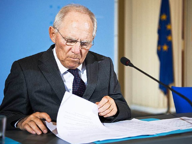 Finanzminister Wolfgang Schuble stellt die Steuerschtzung vor.   | Foto: DPA