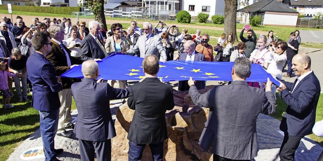 40 Jahre Stdtepartnerschaft Herbolzhe...der mit der Europa-Flagge bedeckt war.  | Foto: Ilona Hge