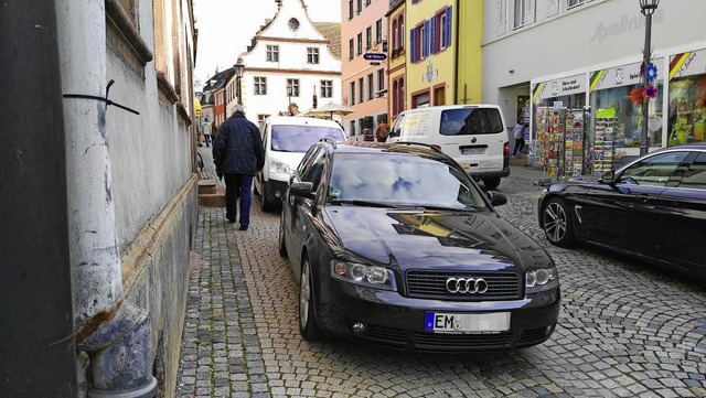 Parken abseits der Markierungen auf de...es und rcksichtsvolles Parken werben.  | Foto: Martin Wendel