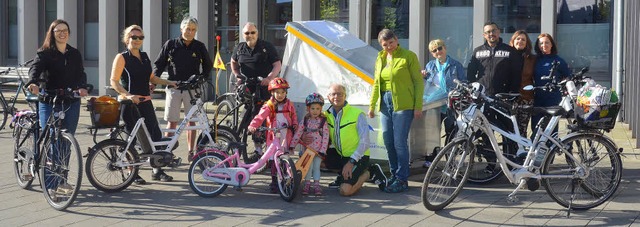 Rudolf Krger-Schirmer (Bildmitte knie... nchsten Jahr 6000 Kilometer radeln.   | Foto: Christian Kramberg