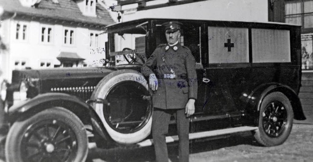 Der erste Donaueschinger Krankenwagen ...1945 von den Franzosen beschlagnahmt.   | Foto: Archiv Rotes Kreuz