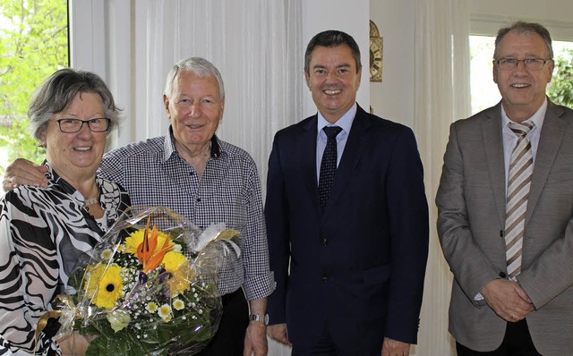 Zur goldenen Hochzeit gratulierten den...tsvorsteher Peter Ritzel (von links).   | Foto: Stadtverwaltung