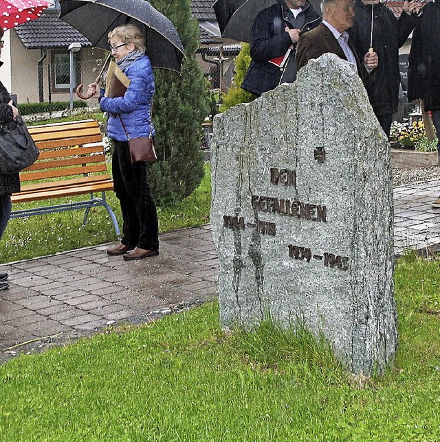 Das symbolische Soldatengrab in Wallburg  soll neuen Urnengrbern weichen.  | Foto: Michael Masson