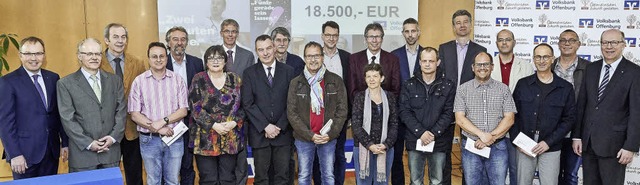 Die Vertreter der  Gymnasien, Realschu... 18500 Euro an Spendengeldern freuen.   | Foto: Volksbank