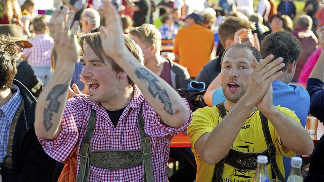 Ausgelassene Stimmung herrschte beim V...hock auf dem Dorfplatz in Holzschlag.   | Foto: Scheu