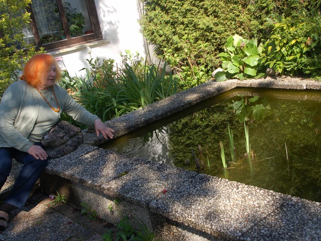 Marlene Seeger kann es nicht glauben -...nziger Fisch ist  mehr in ihrem Teich.  | Foto: Petra Wunderle