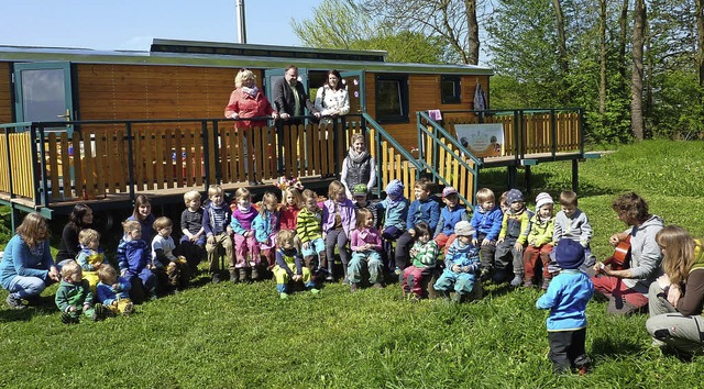 Gruppenbild mit Zirkuswagen und Brger...uppe freut sich ber ihre Unterkunft.   | Foto: Karlernst Lauffer