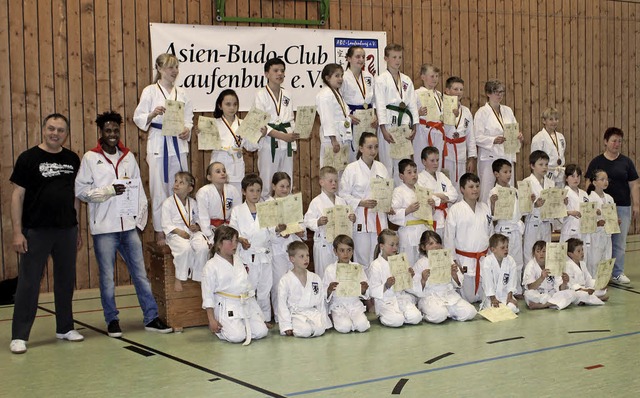 Stolz prsentierten  die Karate-Kinder...n-Budo-Clubs ihre Gurte und Urkunden.   | Foto: Verein