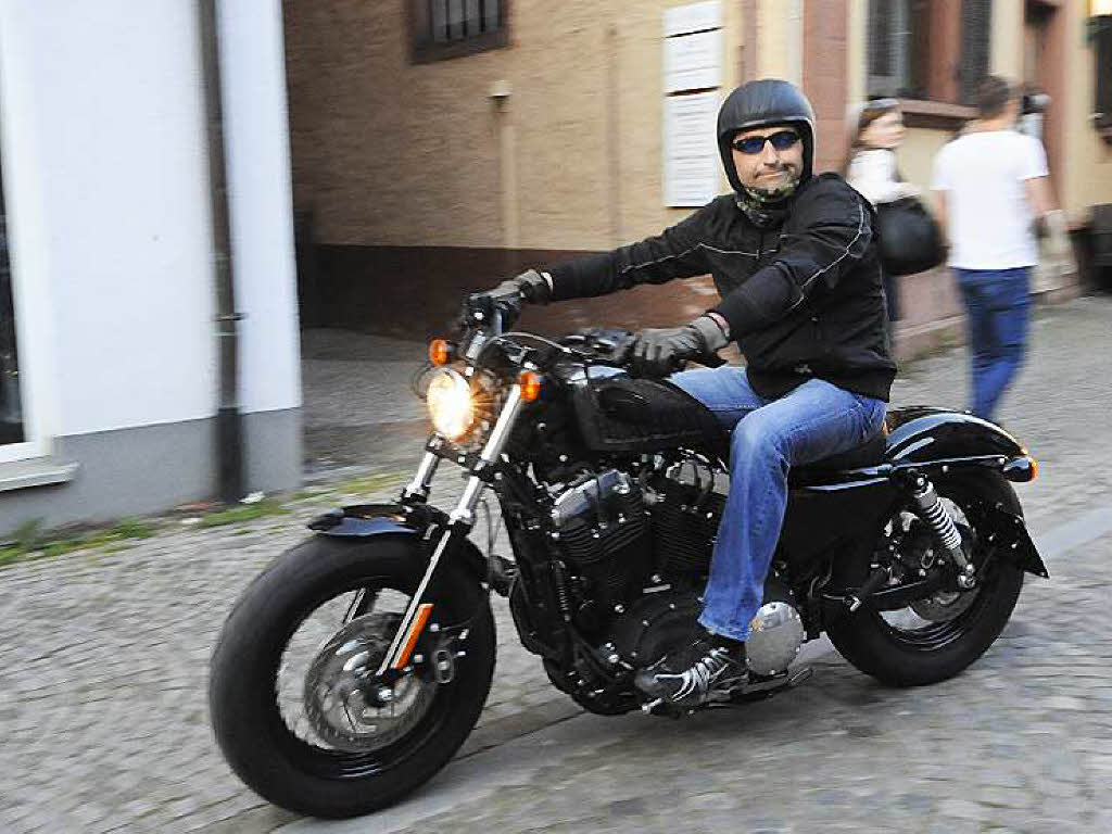 Auf zur Rasur - Harley Fahrer standesgem auf dem Weg in den Barber-Shop