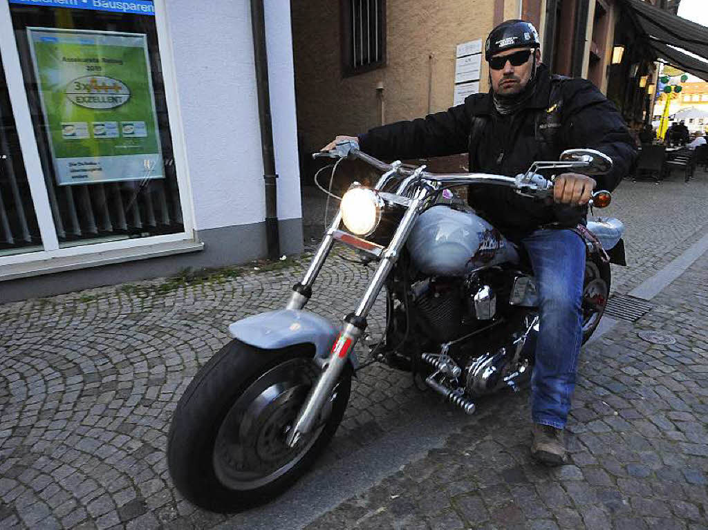 Auf zur Rasur - Harley Fahrer standesgem auf dem Weg in den Barber-Shop