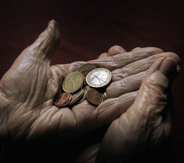 Wenn das Geld im Alter sehr knapp ist, kann sich ein Gang zum Sozialamt lohnen.   | Foto: dpa