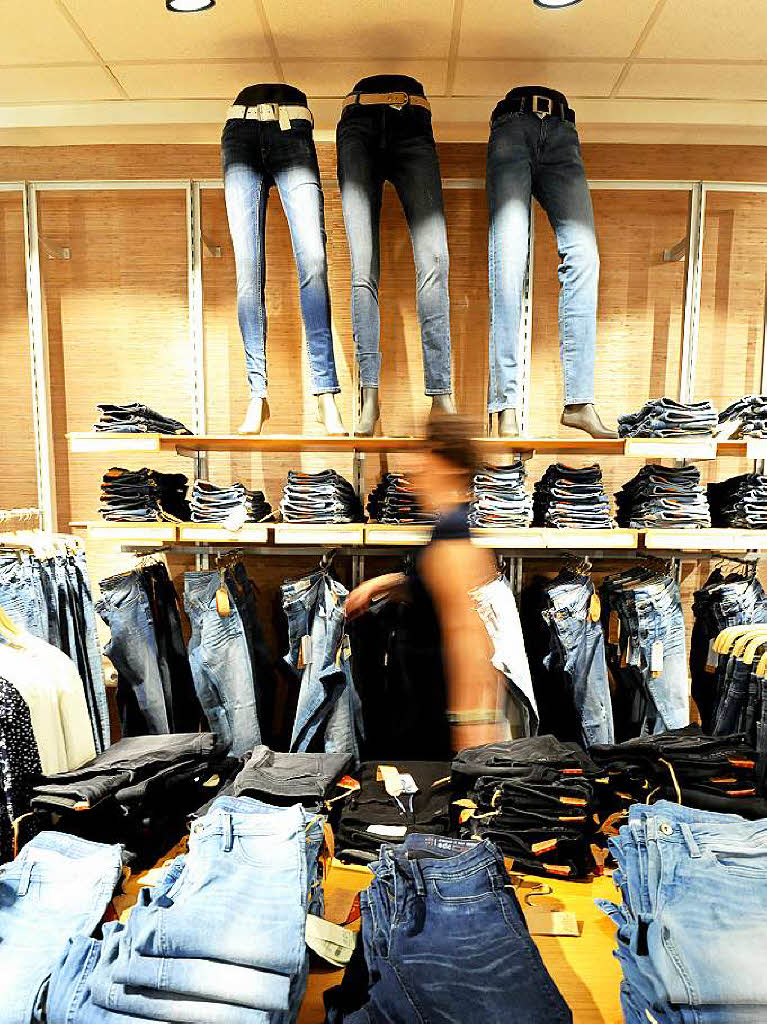 Gut gestndert warten die Jeans auf die vorbei kommende Kundschaft