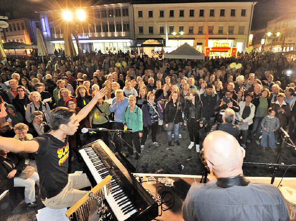 Flashmob um 22 Uhr. Der Funke springt von den Musikern und Sngern sofort ber auf das vielkpfige Publikum