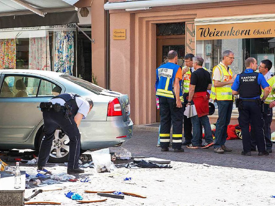 Der Fahrer eines Skoda war am Samstag ...nschen starben, zwlf wurden verletzt.  | Foto: dpa