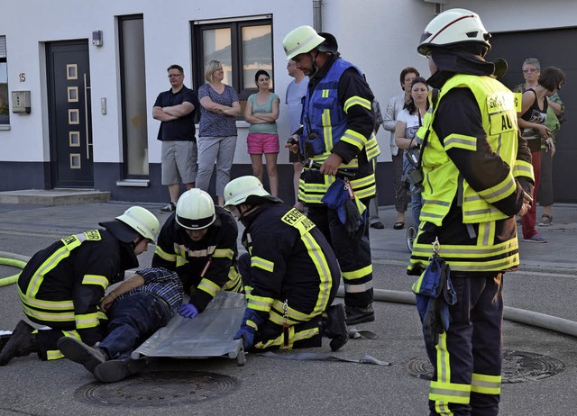 Teamarbeit: Ein Unfallopfer wird auf eine Trage gerollt.  | Foto: Beatrice Ehrlich