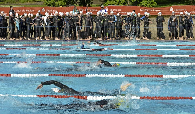 Die Triathleten weihten das Freibad ei...echselten sie aufs Fahrrad <ppp></ppp>  | Foto: Martin Eckert