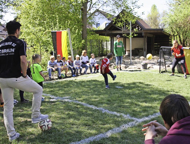 Kleine Fuballer ganz gro: Nationalto...ndergartens Mhlenmatten in Bahlingen.  | Foto: Christiane Franz