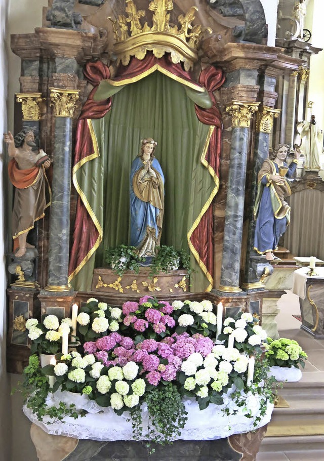 Prchtiger Mai-Altar in der Dillendorfer Kirche.   | Foto: Morath
