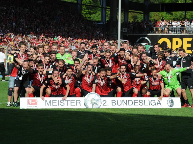 Feier nach dem Spiel: der SC Freiburg holt den Meistertitel.  | Foto: Achim Keller