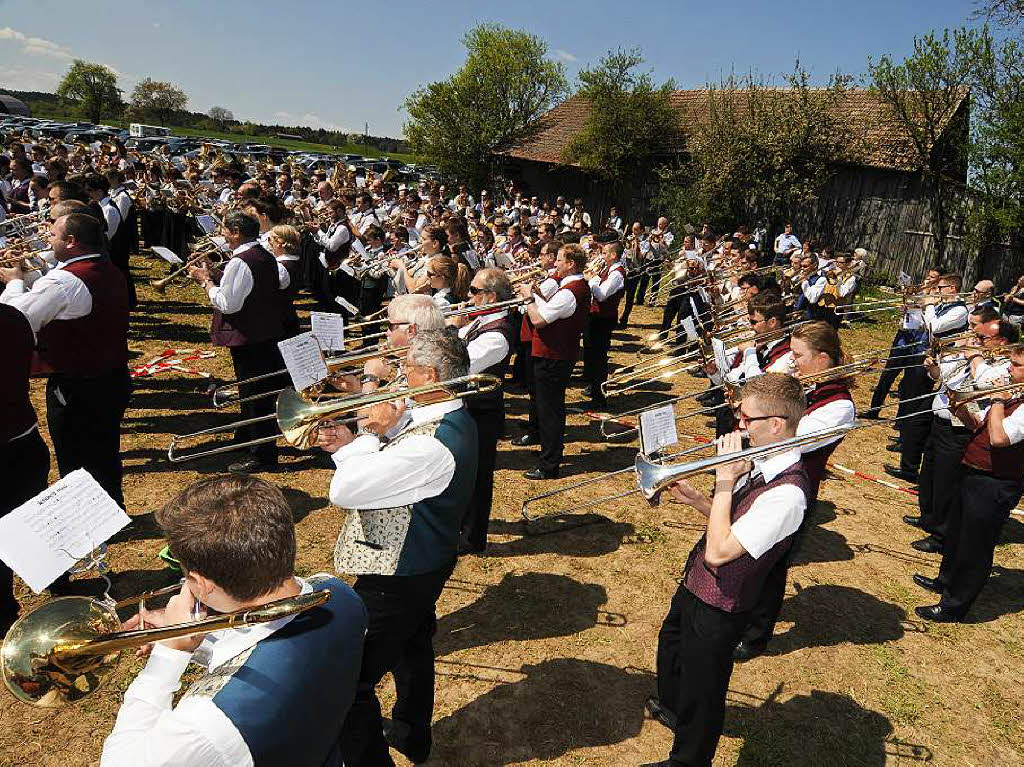 Ein rauschendes Fest mit bester Unterhaltung im Festzelt und prchtigem Umzug der Blasmusikvereine feiert der Musikverein Blumegg anlsslich seines 140-jhrigen Bestehens.