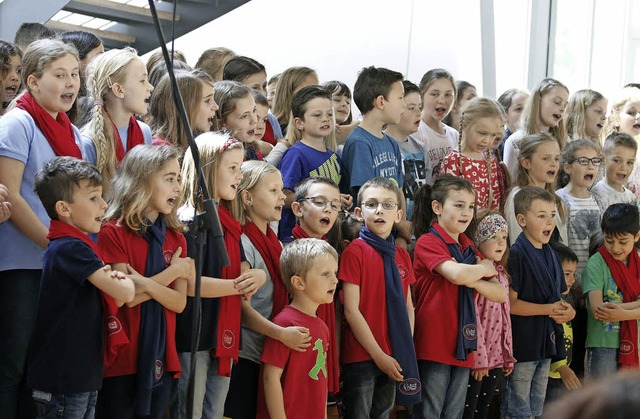 Mit Herz und Seele sangen die Kinder vor Mttern (und Vtern).   | Foto: Heidi Fssel